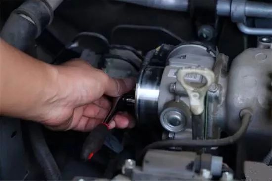 清洗节气门后油耗升高是正常的吗,节气门脏了油耗增高