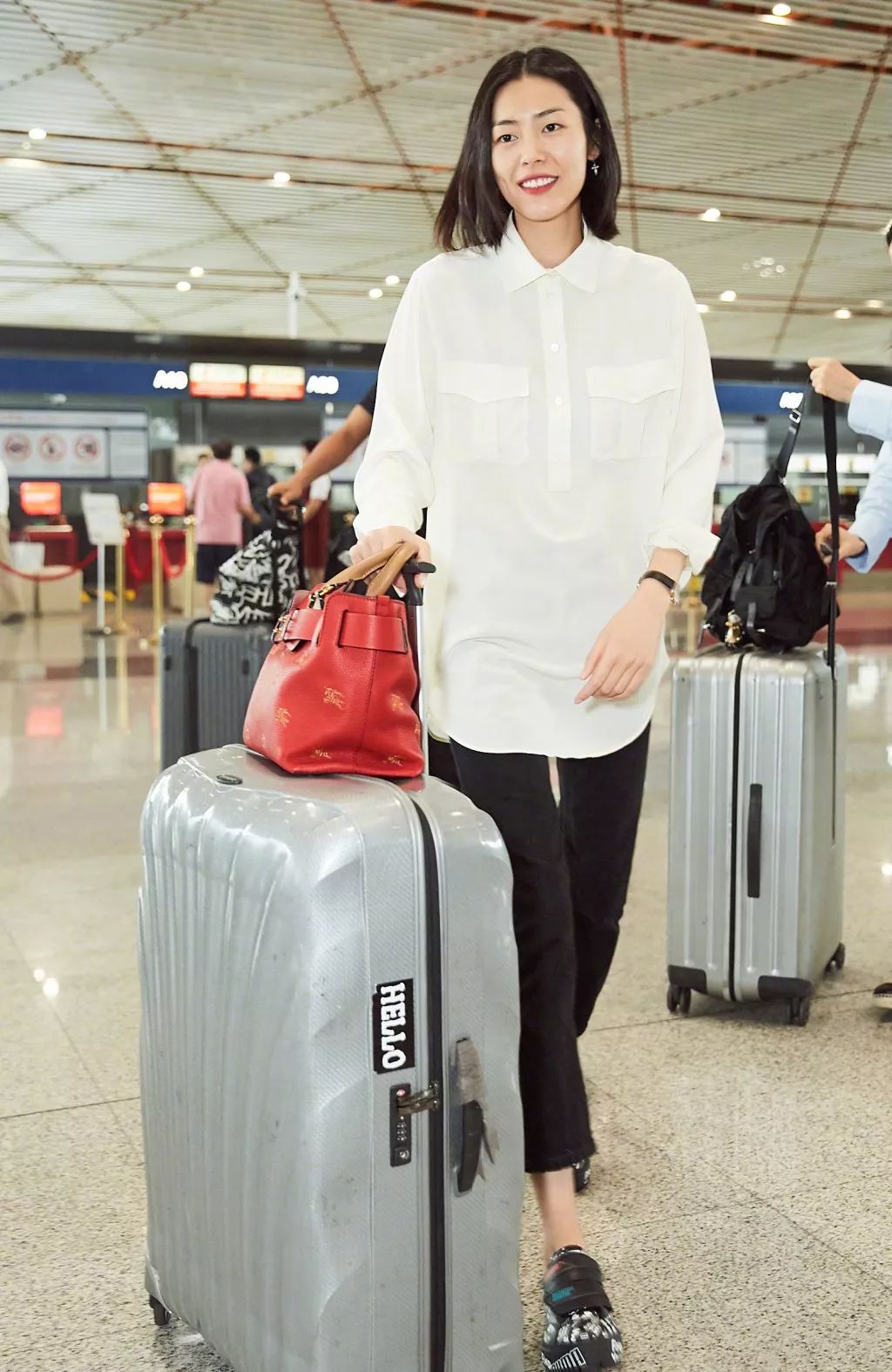 雎晓雯和国外模特拍广告,超模雎晓雯穿搭