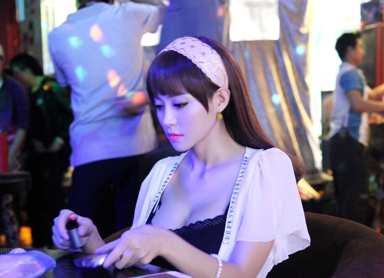 娱乐圈备受关注新星，39D好身材无人能敌，连女人看了都会脸红