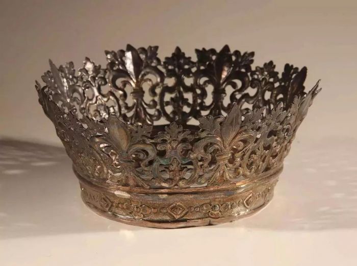 别低头王冠会掉下来,别低头王冠会掉到下一句