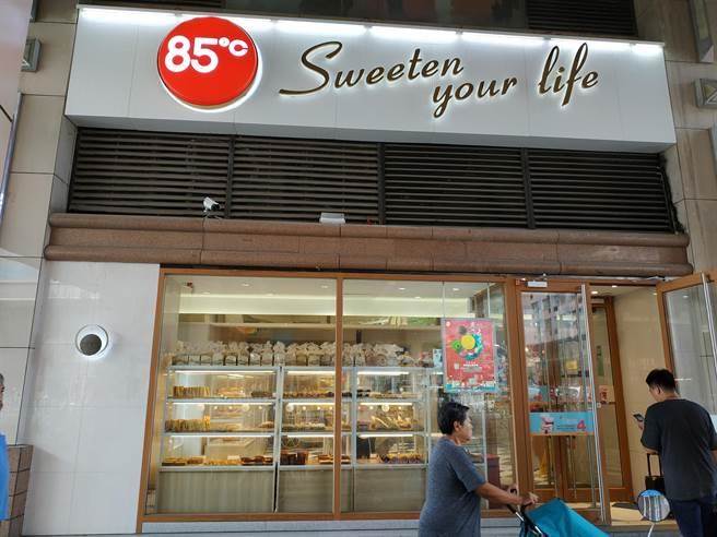 网友*制抵**、平台下架、股价下跌……85度C遭疑“*独台**”影响还在继续