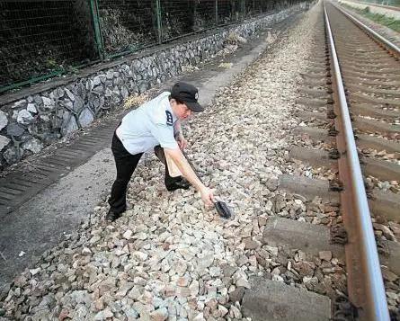 飞机上的排泄物都排去哪儿了啊,飞机上的排泄物到底去哪里了