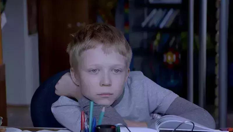 一部俄罗斯电影《无爱可诉》，妈妈，你花2块钱买一个避孕套吧！