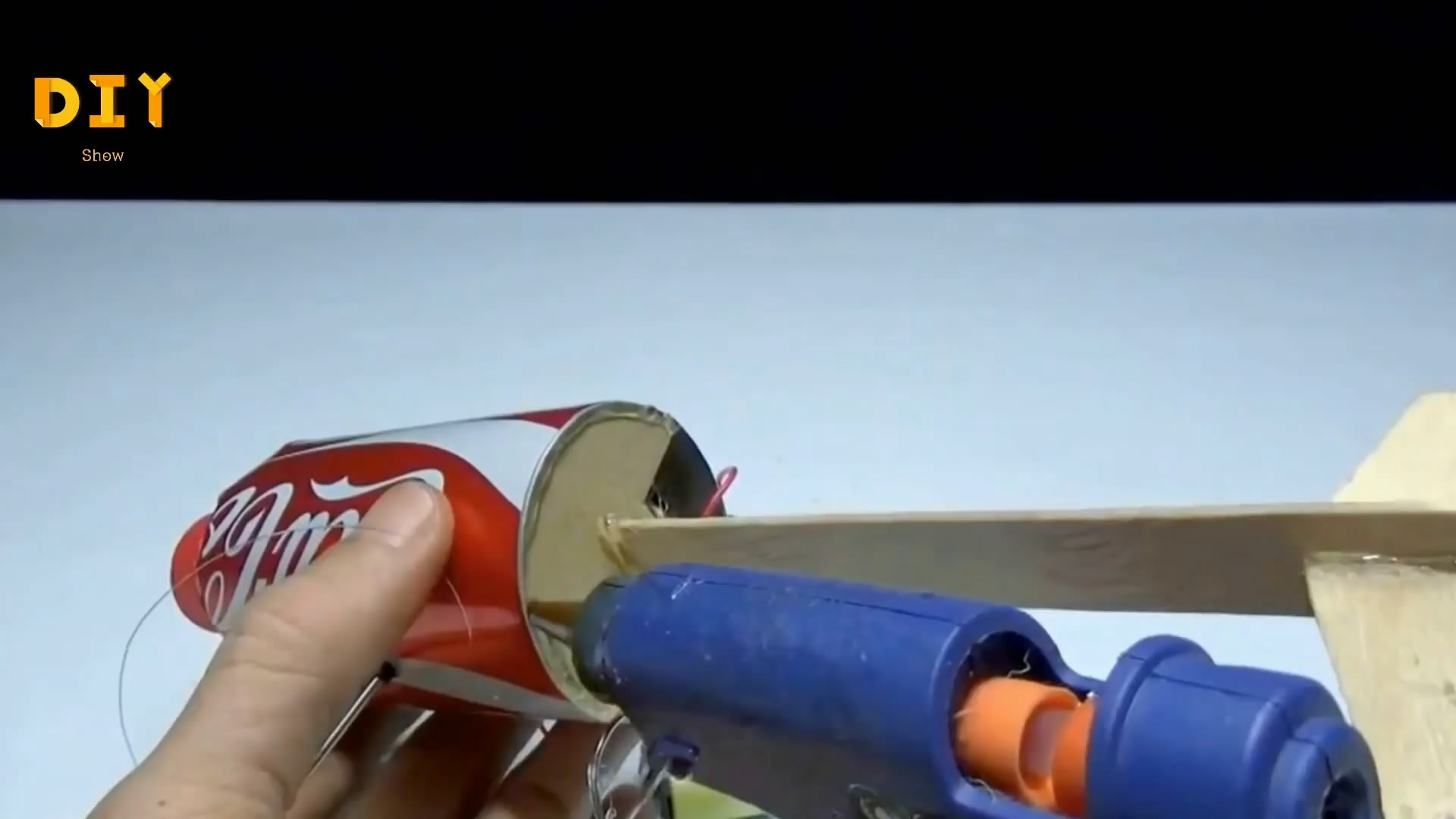 易拉罐怎么制作直升飞机,用易拉罐做可以飞起来的直升飞机