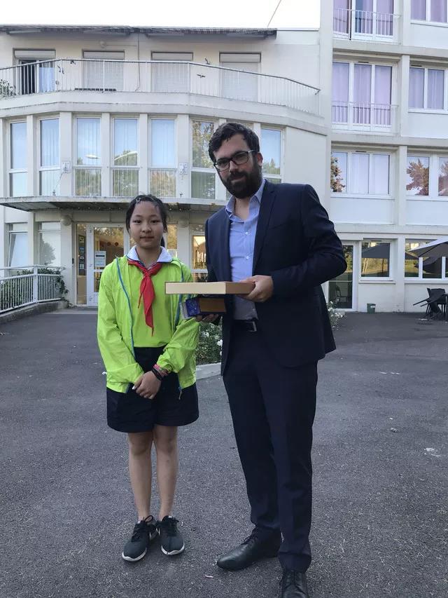 红遍整个欧坦市的草小西区学子，了解一下