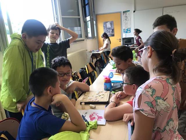 红遍整个欧坦市的草小西区学子，了解一下