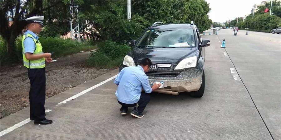严厉整治车辆违章,雨天交通整治