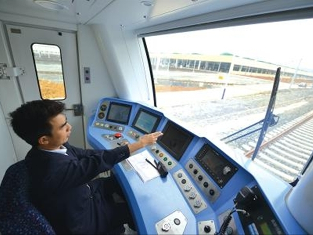 南京地铁司机工资多少钱一个月,地铁司机是怎么开地铁的