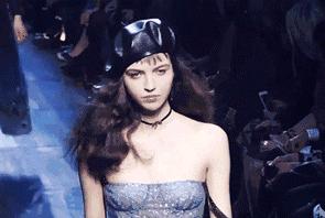 把整个星空都穿在身上太美了,把银河穿在身上去照亮