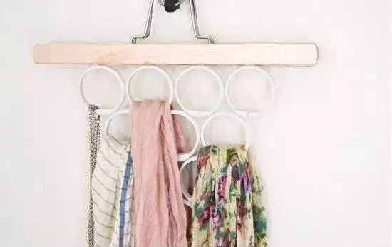 她在衣柜里系了根鞋带，衣柜竟然瞬间大一倍！大写的服气……