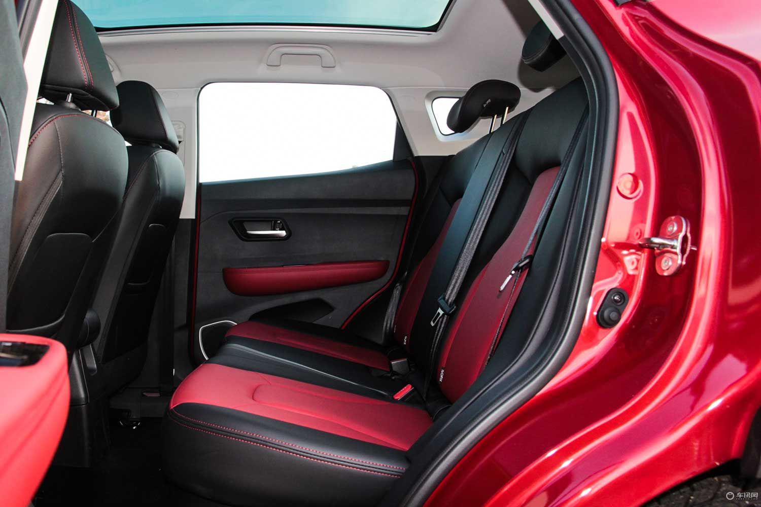 扔下了女朋友去草原试驾哈弗H2s7万块的个性小车成为了“新欢”