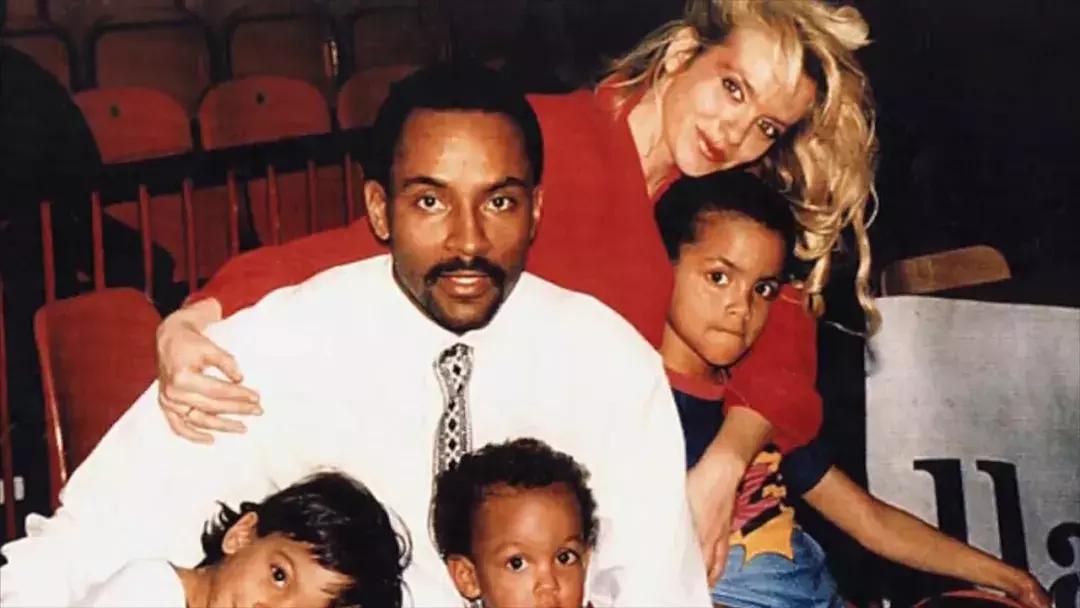 法国小跑车托尼帕克的成长故事，从法国到圣城都留下了痕迹