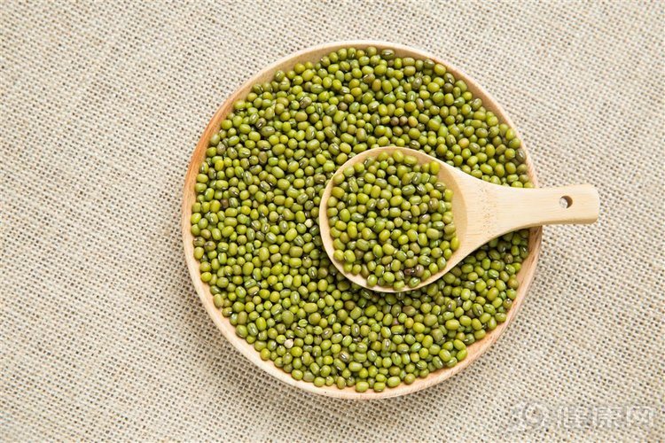 老人白内障吃什么好得快,白内障老人吃什么可以缓解