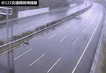 下雨天车辆被淹怎么处理,雨天车被水淹怎样避免熄火