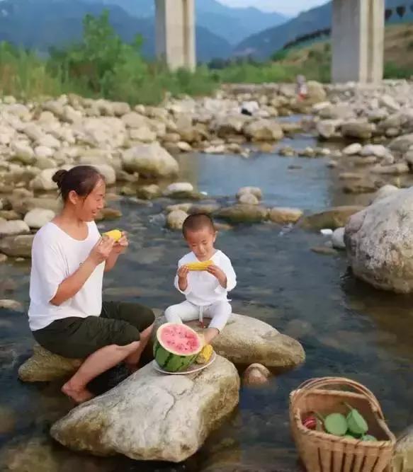 23岁踏入终南山，一处小院，一袭布衣，她的日子比小龙女还逍遥