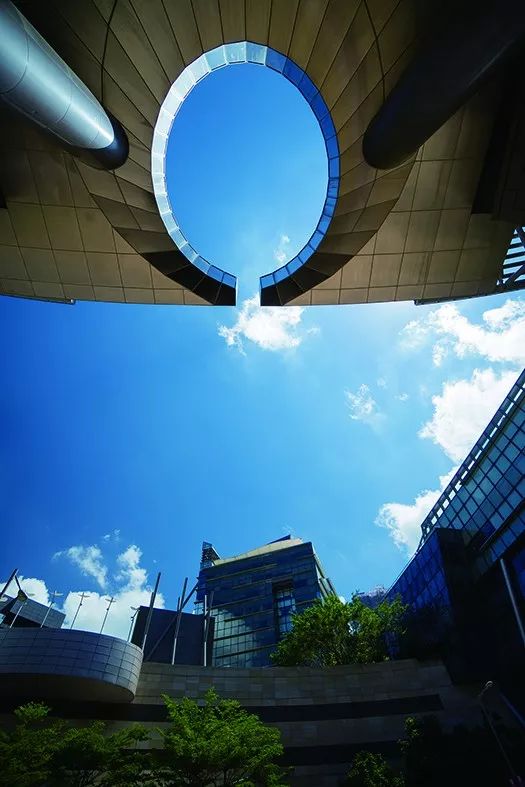 从传统经济到新数字经济：“香港队”在“数字丝路”上奔驰——访数码港主席林家礼