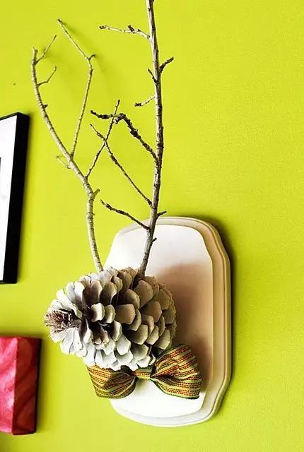 用松塔做的创意吊饰,松塔加树枝创意手工吊饰