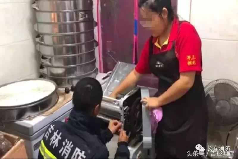 女子手被卡压面机消防暖心救援,被压面机压住手消防紧急救援