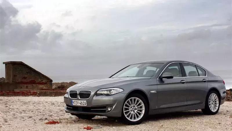 花16万尽显英伦风范，停车姑娘围着转，开起来一年少6万