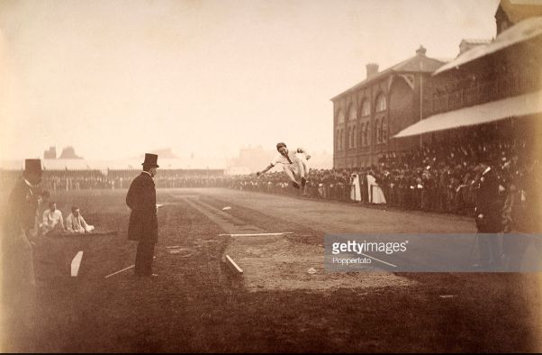 这个天才运动员，入选板球、足球国家队，还保持跳远世界纪录