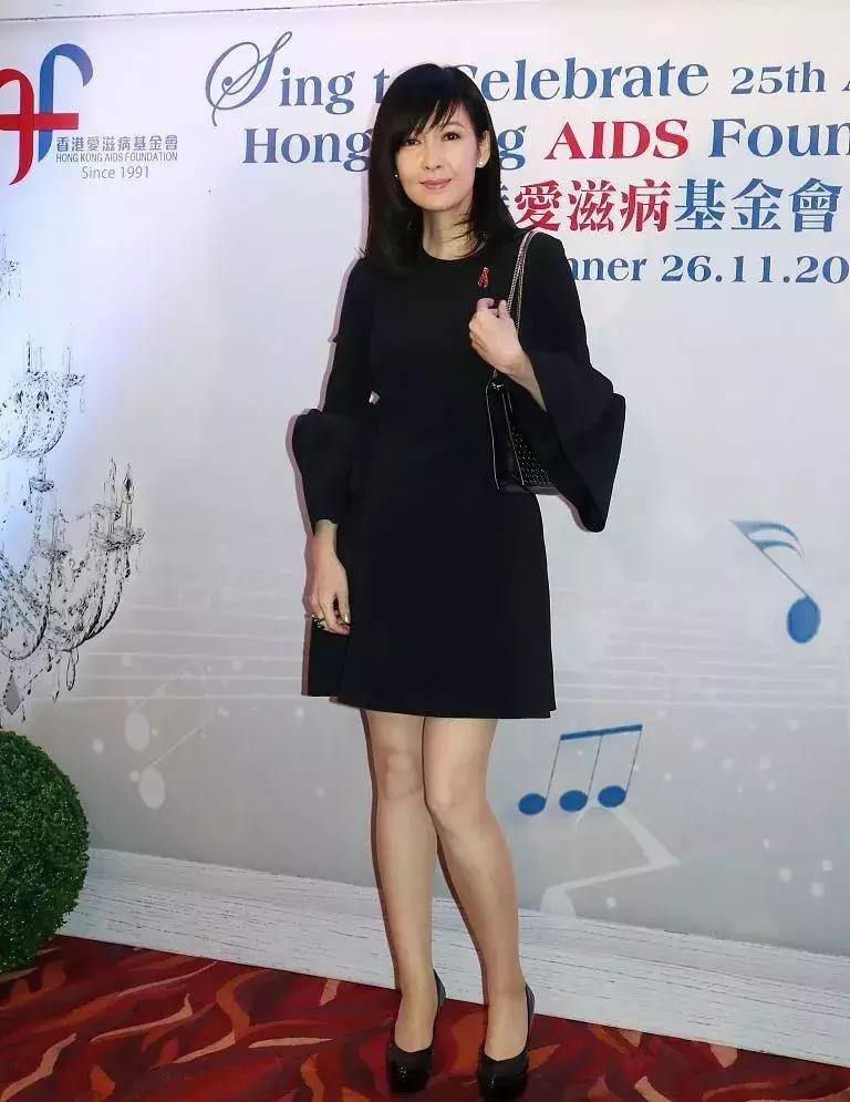 周慧敏20到51岁女神也老了,周慧敏51岁还是很年轻