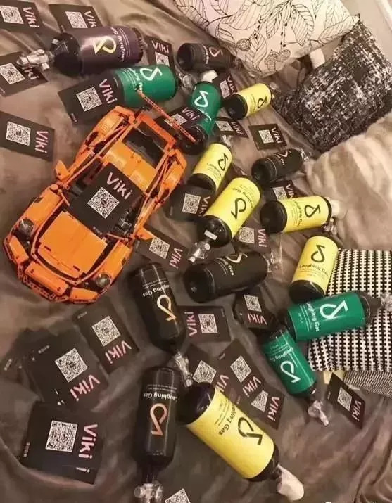 太可怕!做微商竟成毒贩!新型*品毒**“蓝精灵”出现,女孩小心了!