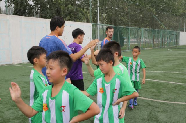 送小孩去学足球费钱吗,为什么要送自己孩子去学跆拳道