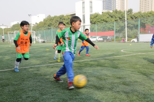 送小孩去学足球费钱吗,为什么要送自己孩子去学跆拳道