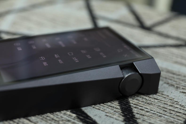 「小蟹寻声」“歪屏”设计颜值满分，艾利和中端旗舰SR15详测！