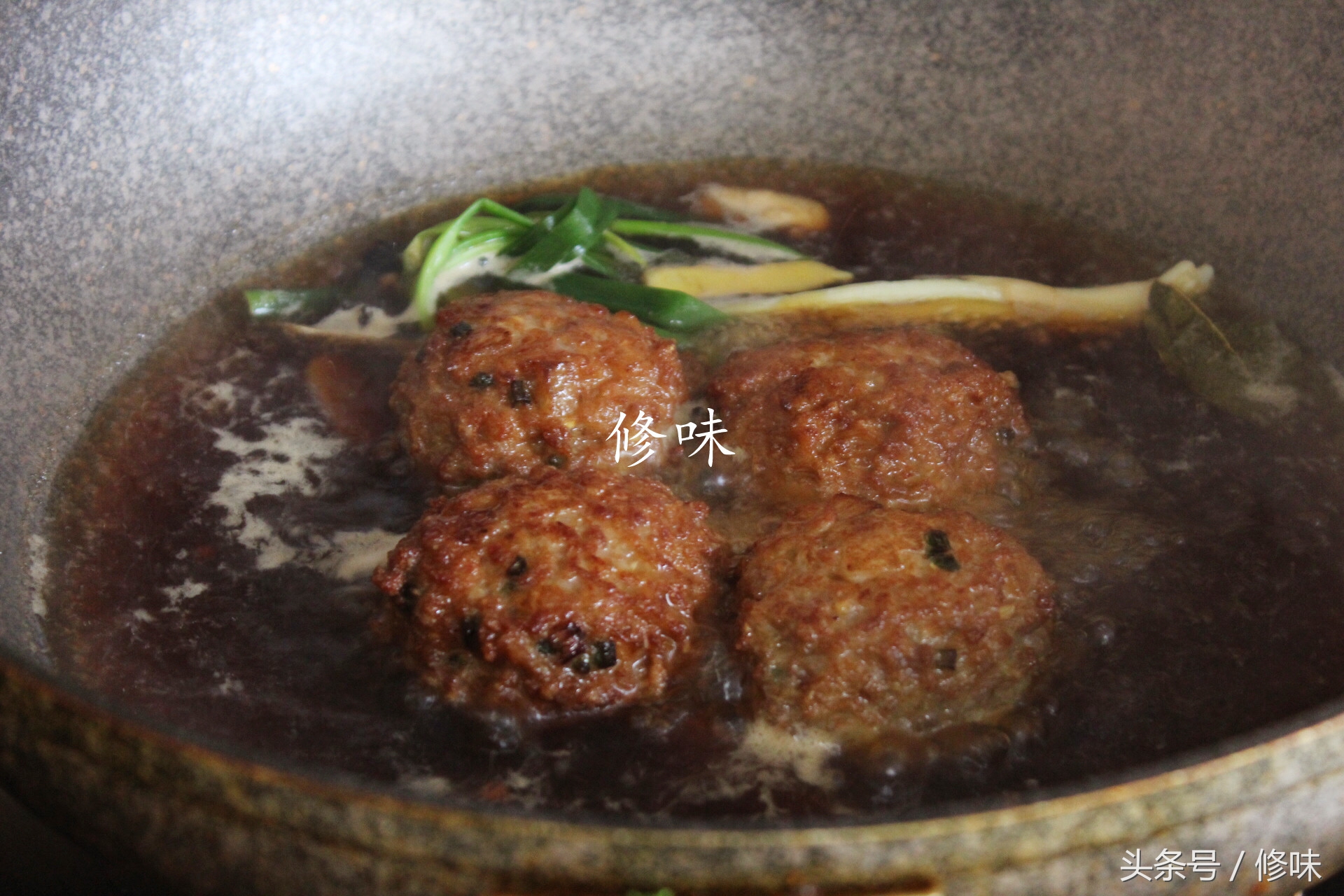 放马蹄的四喜丸子做法,四喜丸子放荸荠和馒头哪个好吃