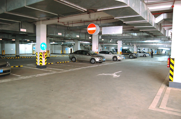 停车老是被剐蹭？掌握好这些技巧，能省下不少维修费！