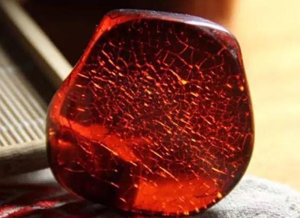 血珀为什么会裂,血珀有裂