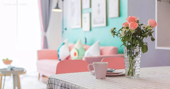 洗澡被同住女神撞见，她假装解衣扣：我让你看回来