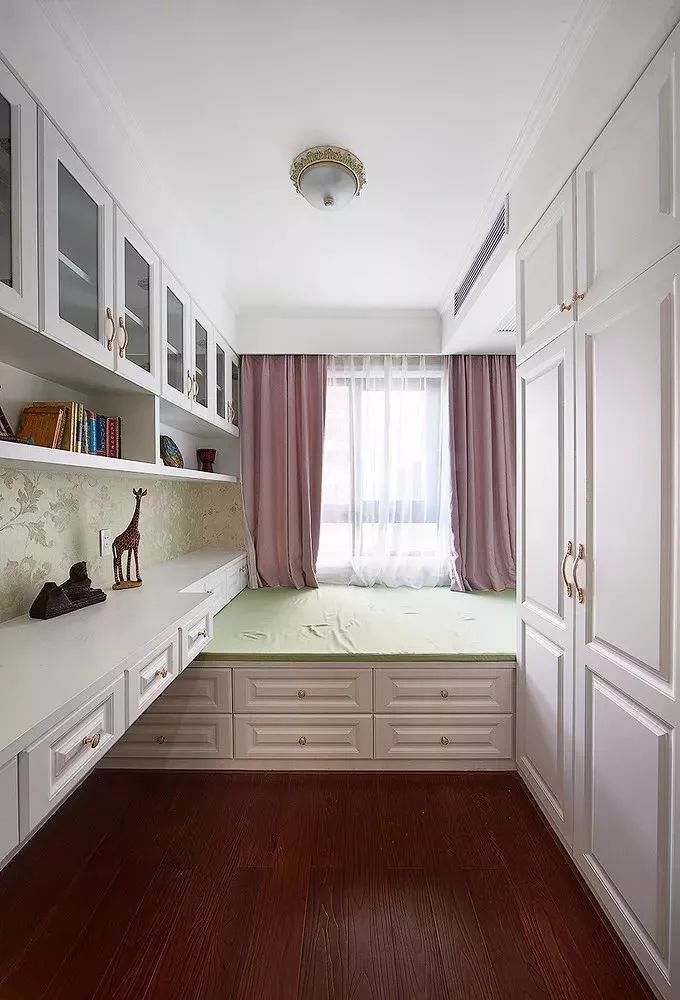 书房有个榻榻米和书柜设计,书房榻榻米的设计底下可以储物