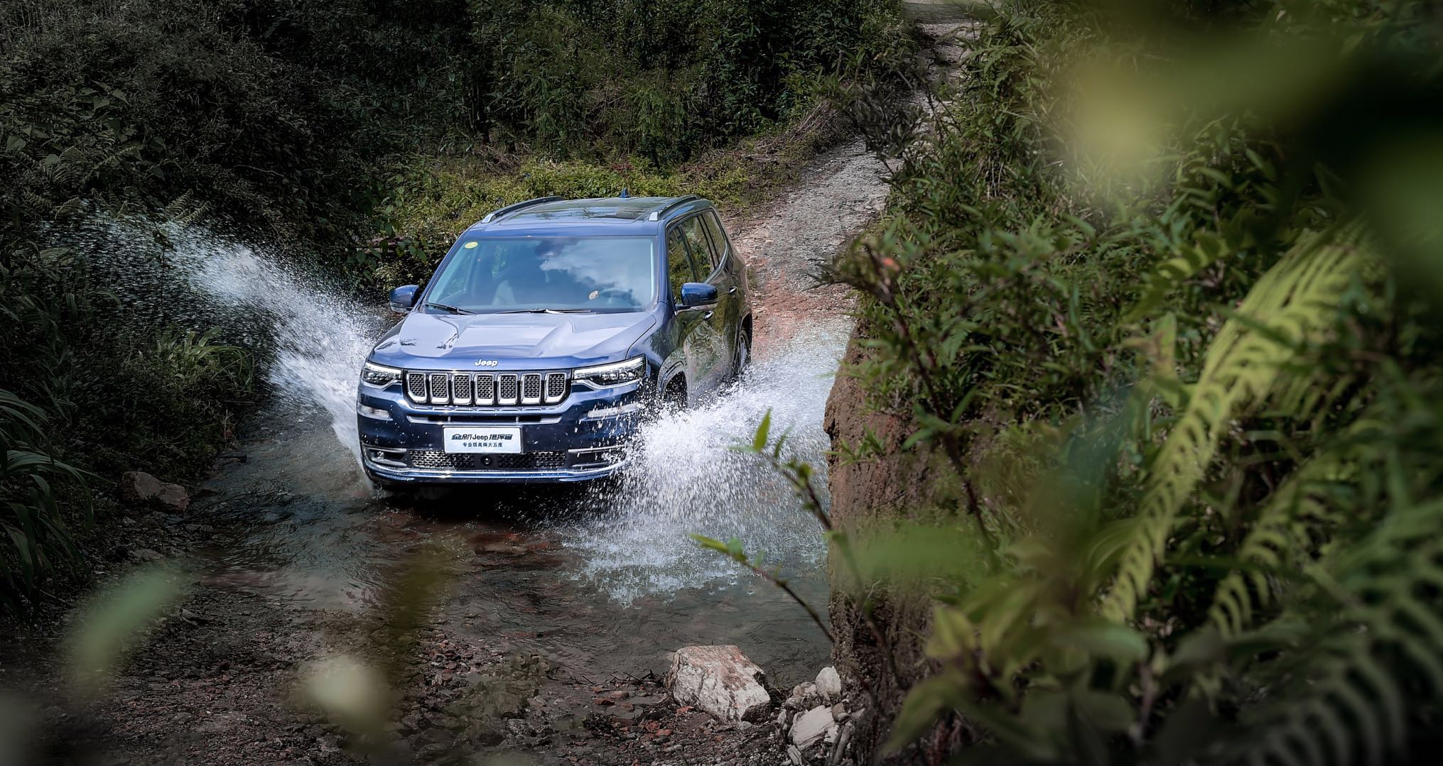 最新试驾jeep大指挥官越野视频,情怀还在试驾jeep新大指挥官