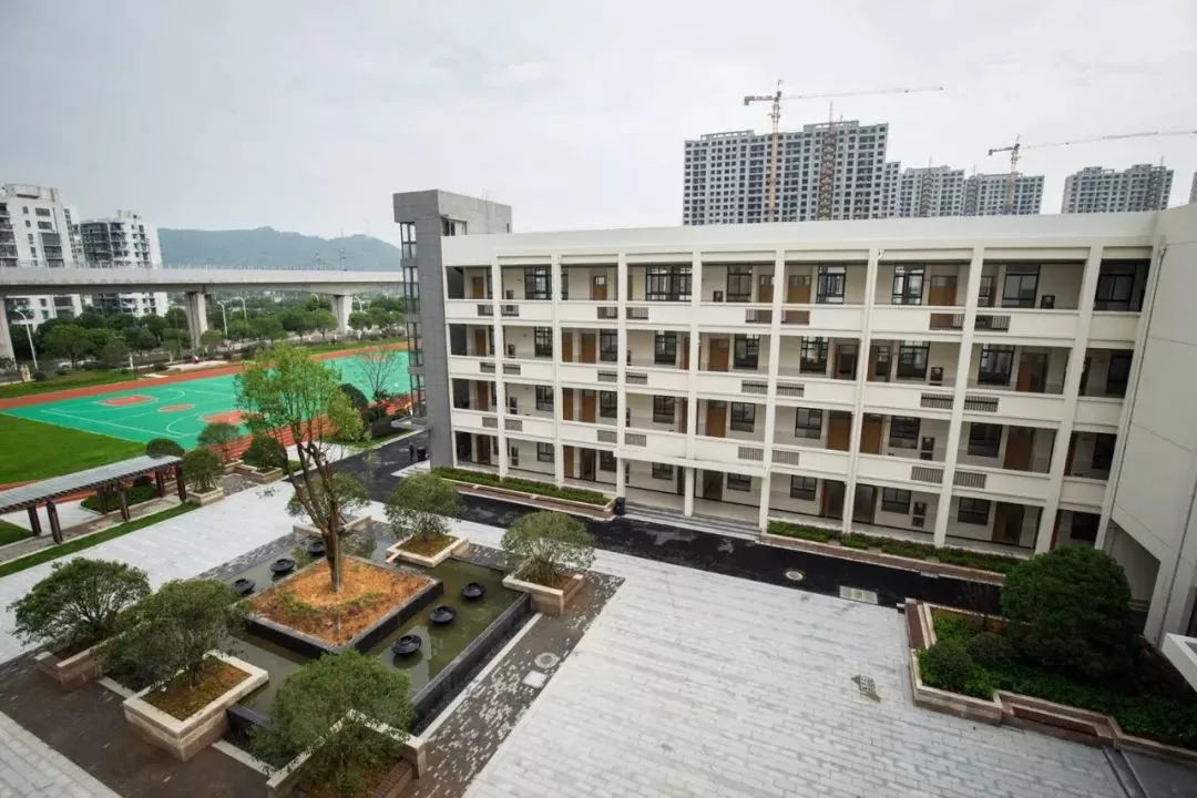 龙湾空港中学,空港正在建的学校