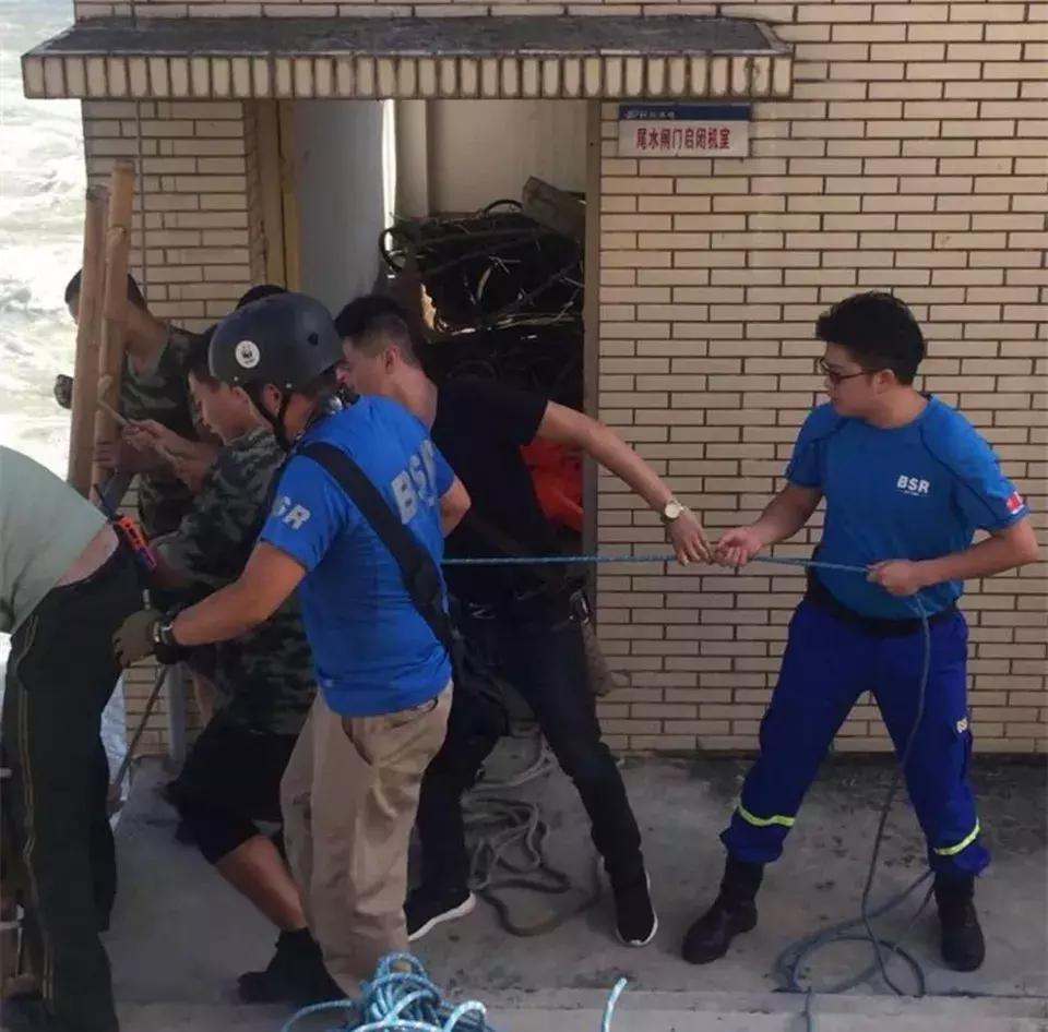 江油涪江二桥下4人1狗被困河中，怎么回事？