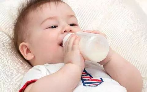 2岁宝宝喝奶好还是吃饭重要,2岁宝宝早上先喝奶还是先吃饭