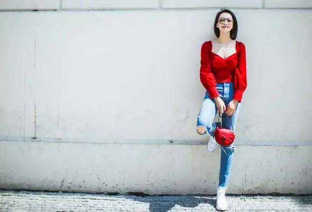 巨显白巨好看的“红梨色”，用在服装和口红上真的美腻了！