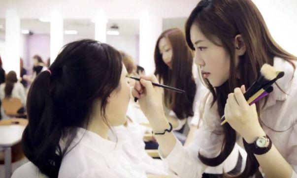 摄影师化妆师视频,化妆师与摄影师之间要怎么铺垫