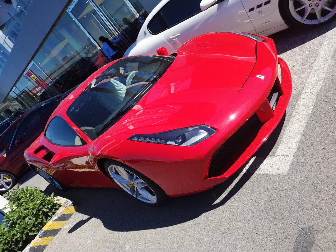 绝色超跑倾城“红”颜