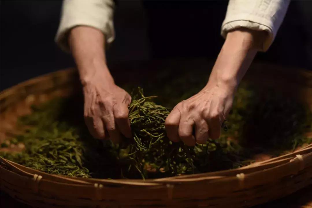 龙润茶技术总工卫宗成荣获“普洱茶传承工艺大师”称号