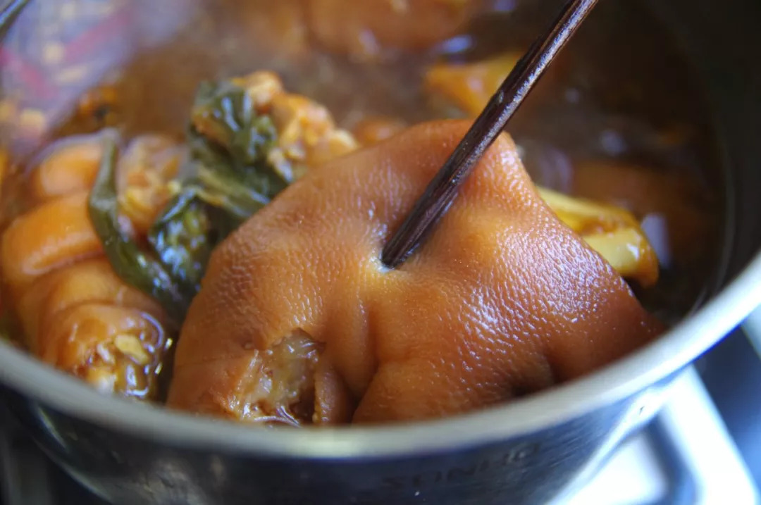 我们家的大猪蹄子，先烧再炖后烤，软而不烂，吃起来解恨又解馋！