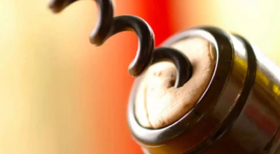 葡萄酒开瓶没喝完怎么处理,葡萄酒开罐器断在里面怎么办