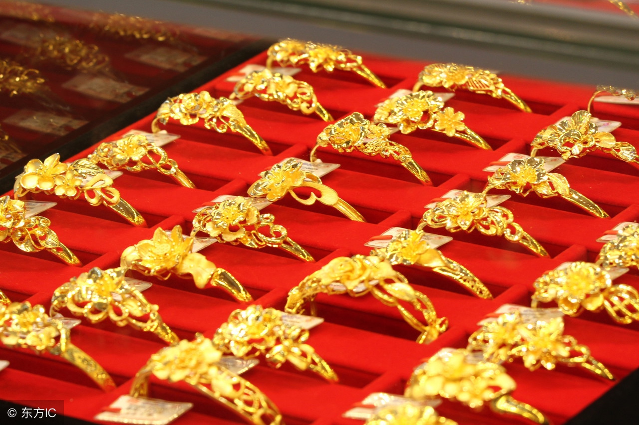 同样是足金首饰价格不一样，中间每克差价能上100元！