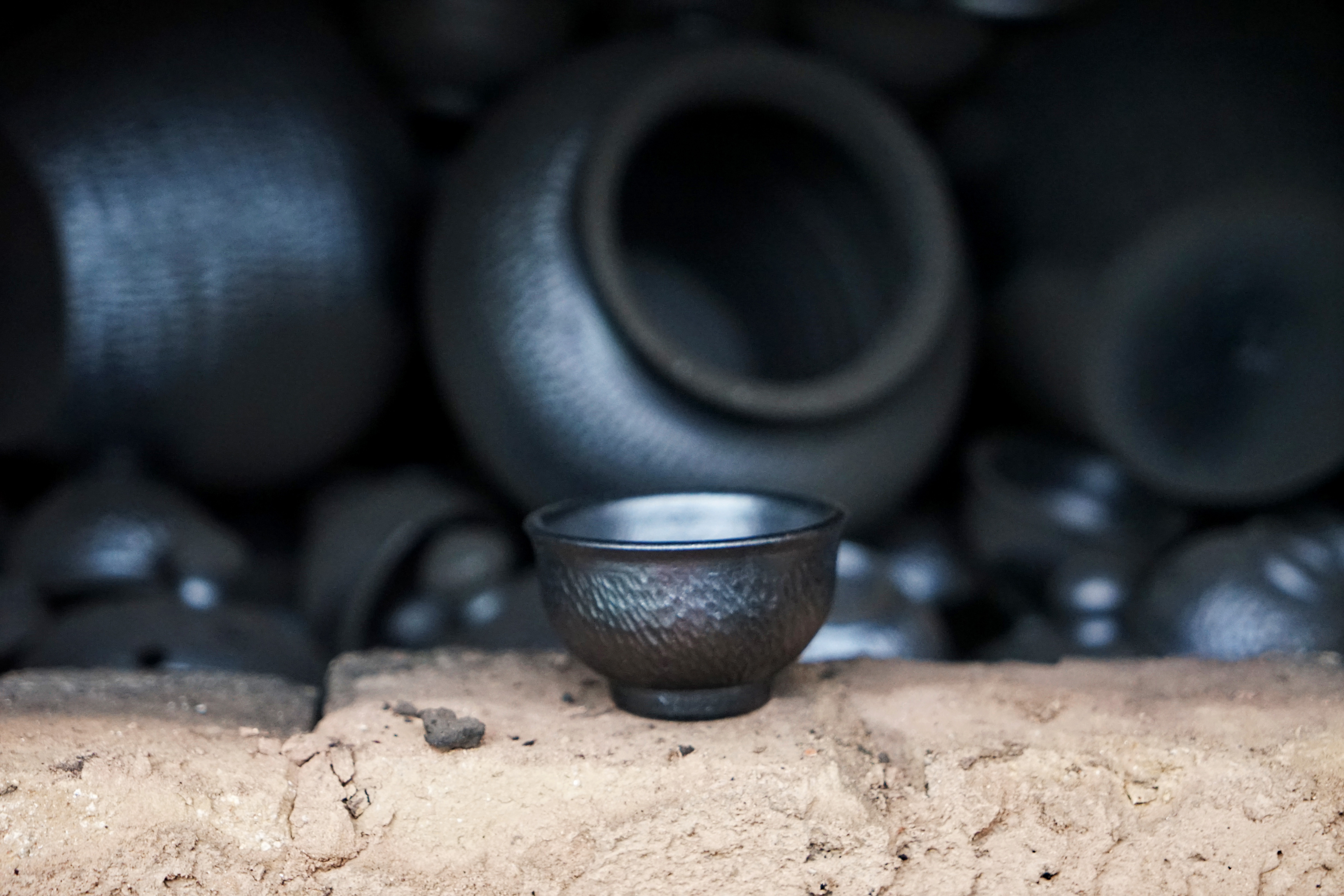 黑陶的前世今生：5000年古文明技艺把泥土炼成“黑金”