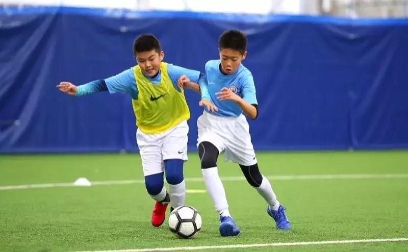 25名赴英国曼城学习的中国足球少年，后来怎么样了？