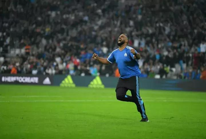 开场10秒他就进球了,对方球员怎么都站着不动?