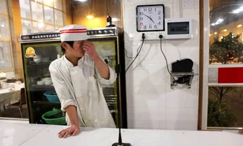 00后打工连个服务员都干不了,00后工资不要了直接走人可以吗