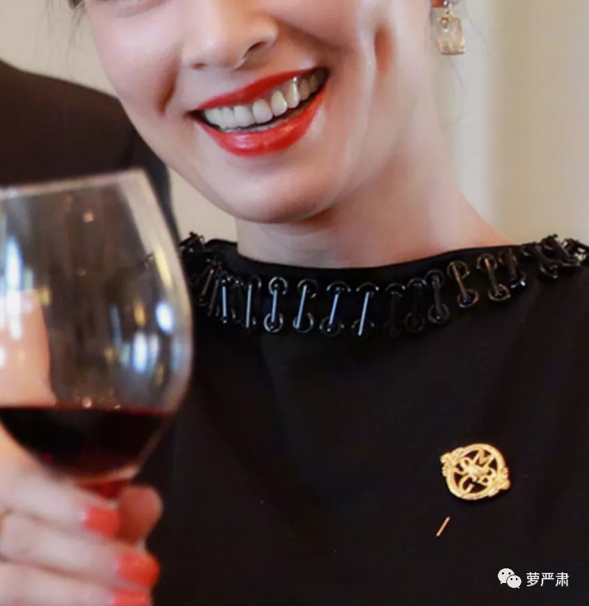 这对夫妻怎么作都不奇怪了，心痛的是其他明星为什么要掺和……